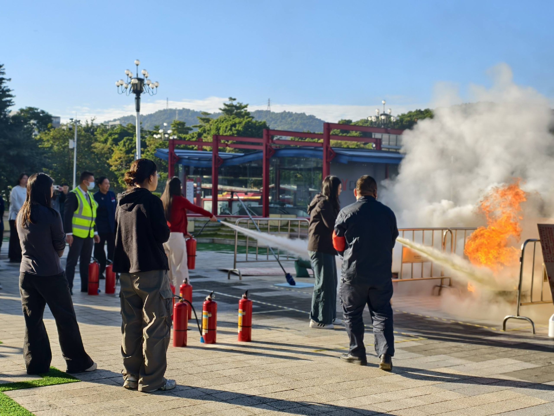 1764551733106666.jpg 灭火器演示.jpg